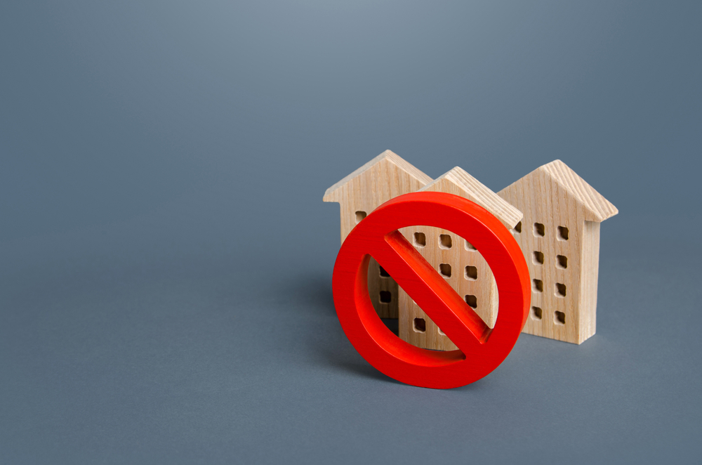 Should estate agents disclose restrictive covenants to potential buyers? Image